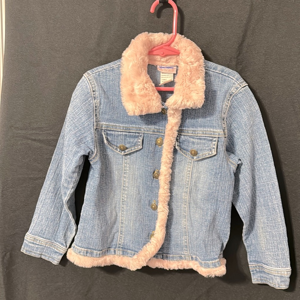 Cach Cach Boutique Jean jacket pink fur trim @ neck, buttons/bottom Sz 6